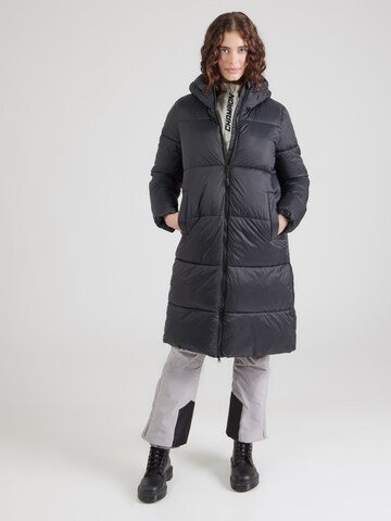 4F Outdoormantel in Schwarz: Vorderseite