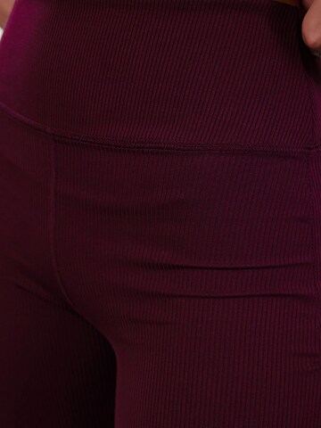 évasé Pantalon de sport Trendyol en rouge