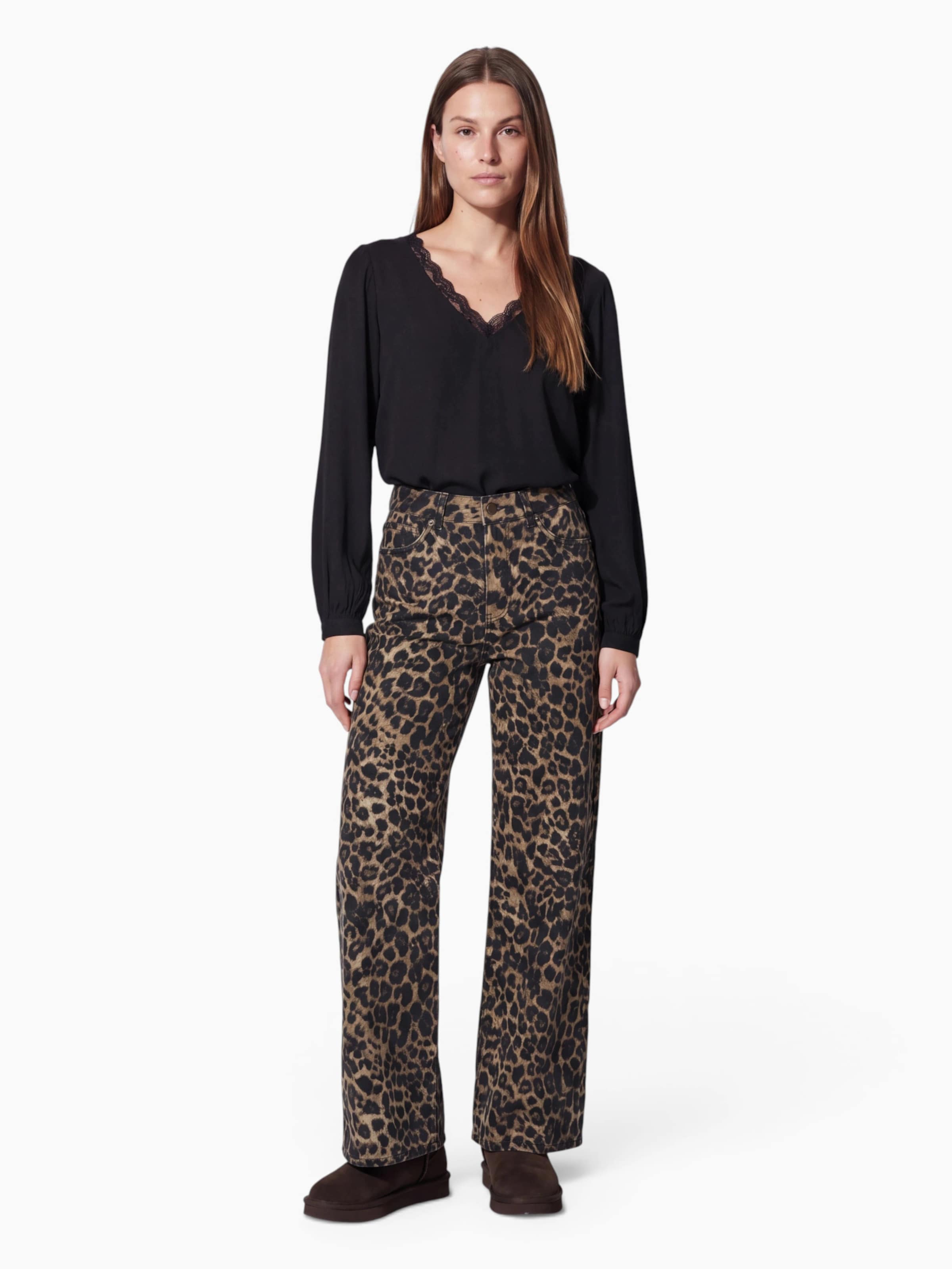 Vero Moda Curve Shirt 'VMCBELLA' in Zwart: voorkant