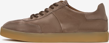 Baskets basses CESARE GASPARI en marron : devant