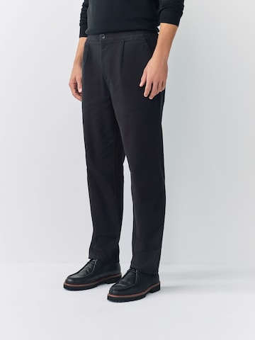 Next Обычный Брюки со складками в Черный: спереди