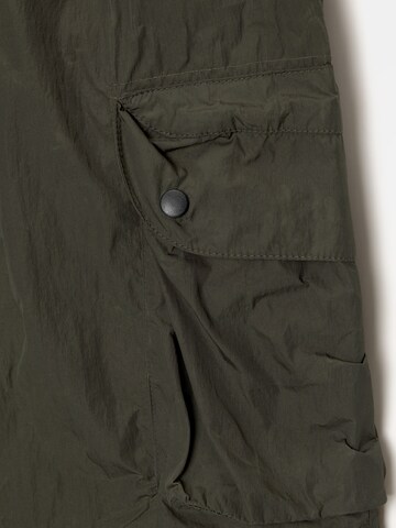 Regular Pantalon cargo Pull&Bear en vert