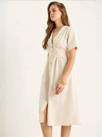 Bianco Lucci - Vestidos camiseiros em bege