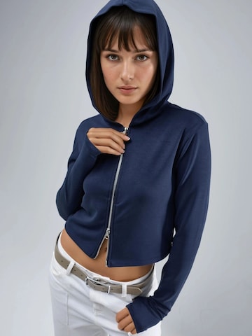 Busem Sweatjacke in Blau: Vorderseite
