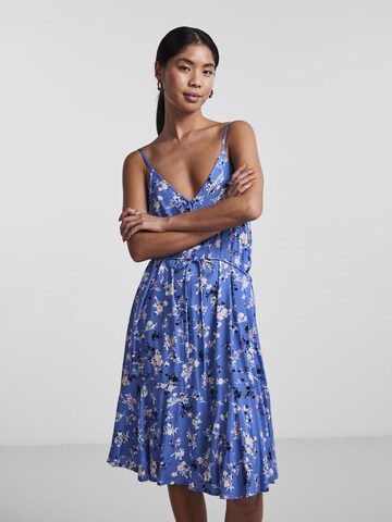 Robe d’été 'Nya' PIECES en bleu : devant