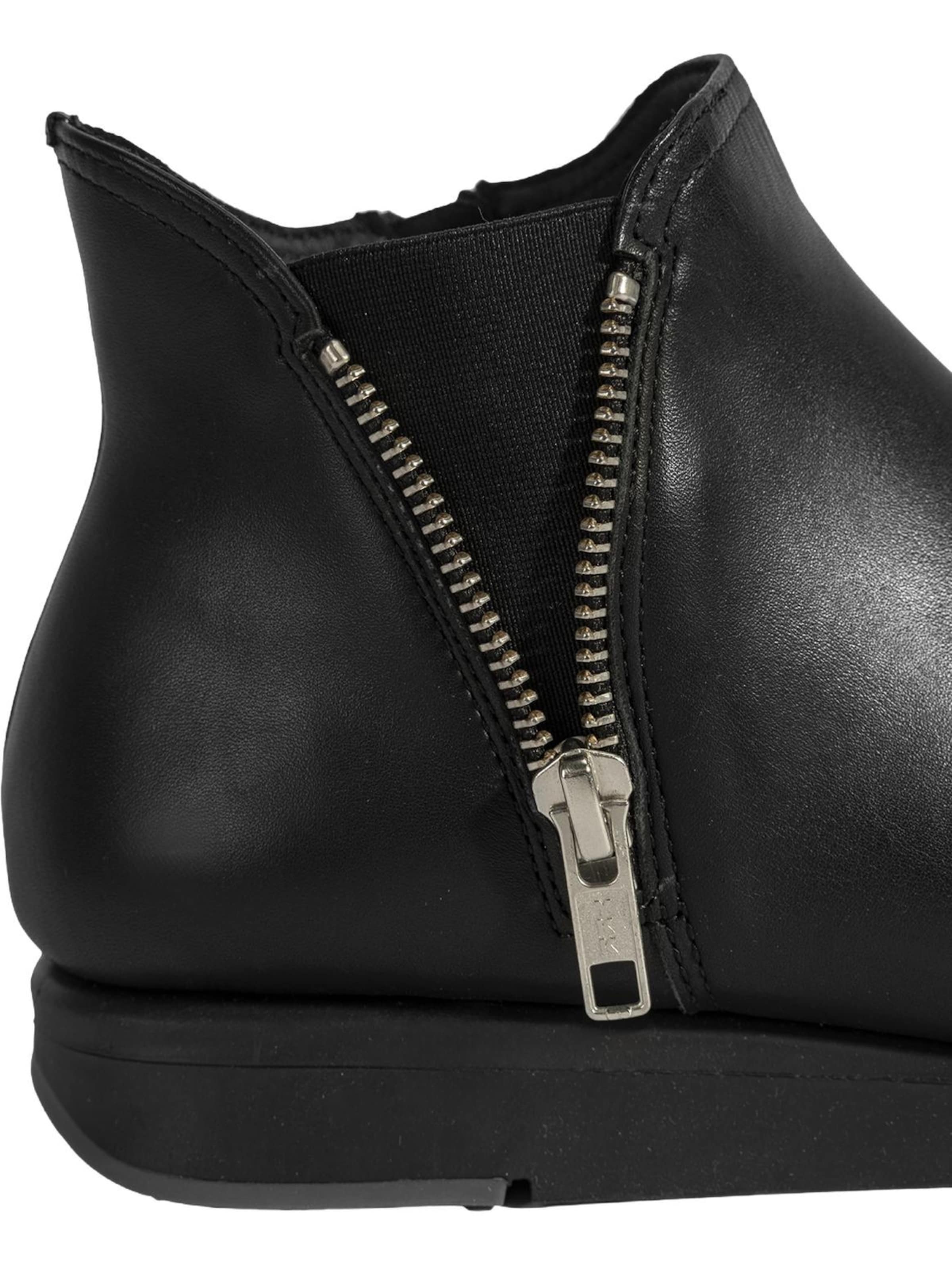 Desa Boots in Black