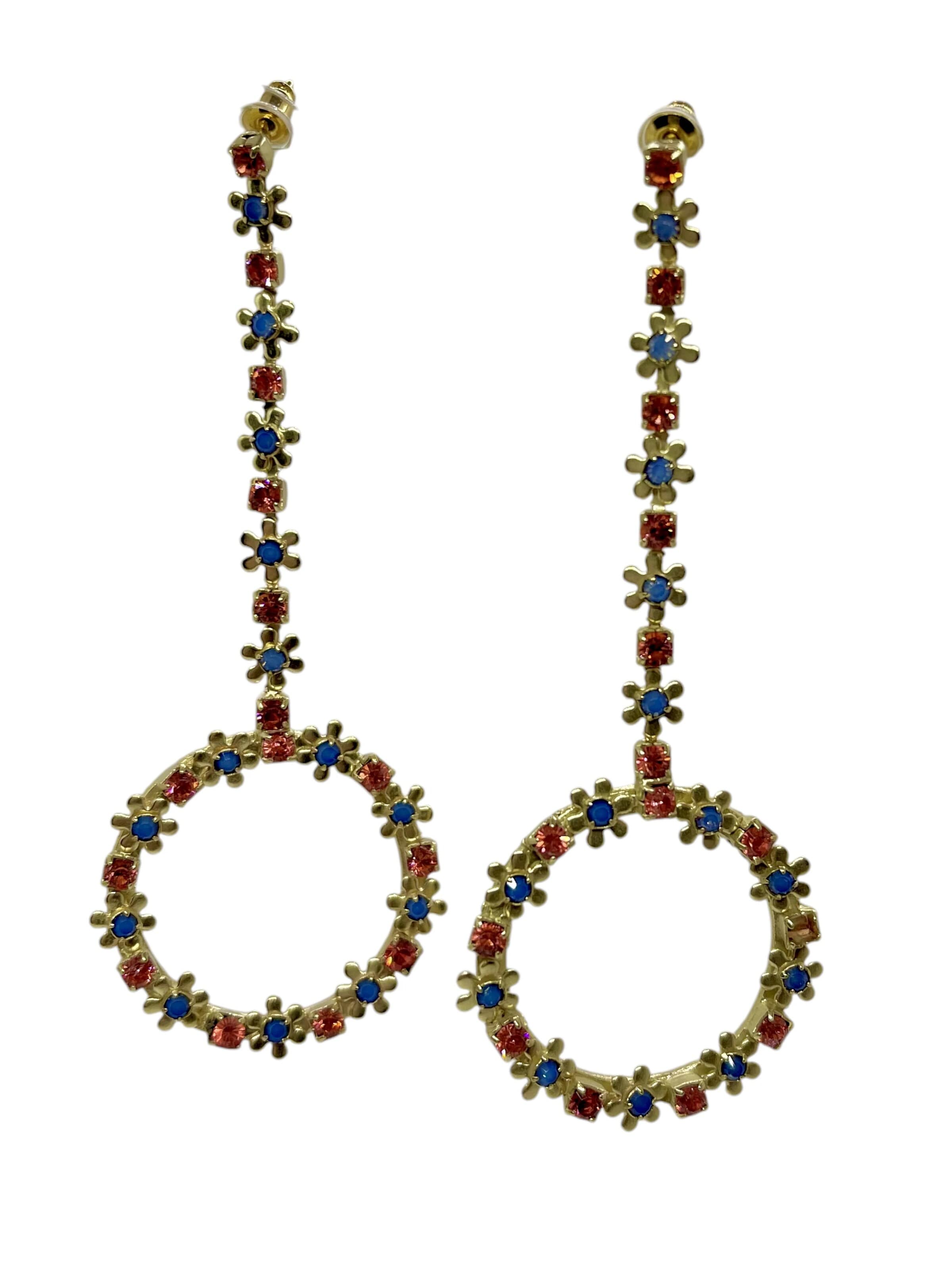 Gloria Mago - Pendientes 'Long dangle earring with gold crystal and blue flowers' en oro: frente