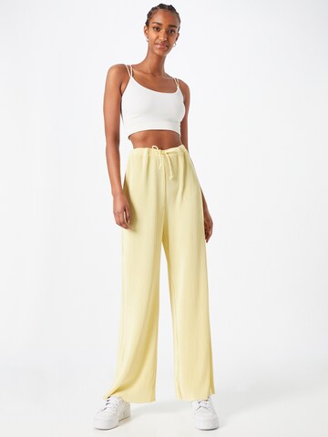 Wide leg Pantaloni di Urban Classics in giallo