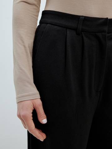 EDITED - Pierna ancha Pantalón plisado 'Sude' en negro