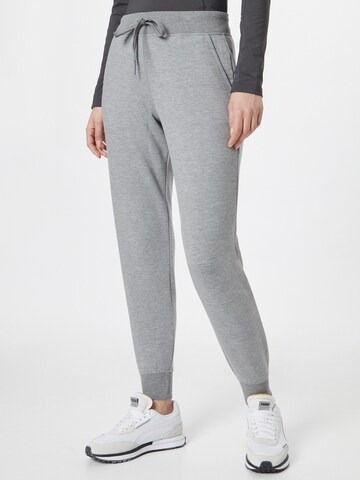 Effilé Pantalon de sport SKECHERS en gris : devant