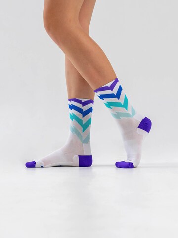 INCYLENCE Athletic Socks 'WAVES' in Purple: front