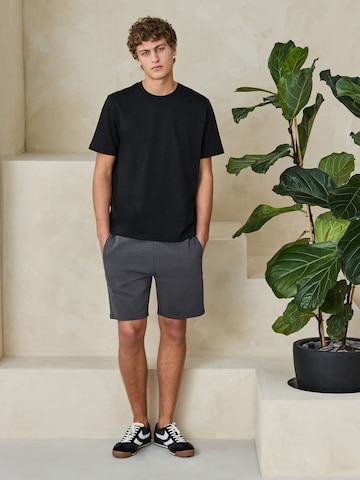 Regular Pantalon Next en gris : devant