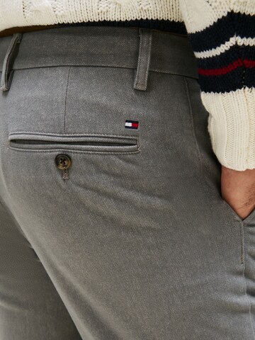 TOMMY HILFIGER Слим Брюки-чинос 'BLEECKER MARL' в Серый