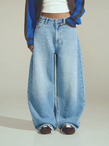 Bershka Barrel Jeans in Blau: Vorderseite