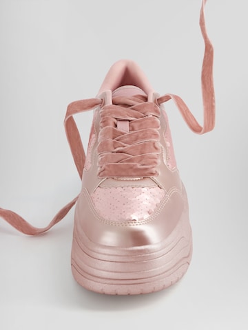 Sneaker low de la Bershka pe roz
