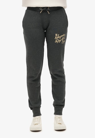 Superdry Tapered Broek 'LUXE' in Grijs: voorkant