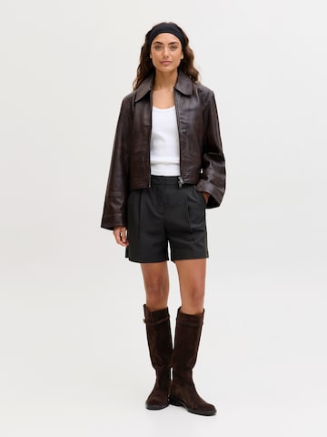 JJXX Regular Pleat-Front Pants 'JXAYA ELLIS' in Black