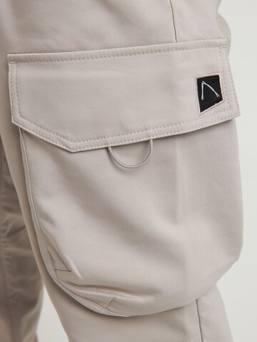 Regular Pantalon cargo 'Rift Flow' CHASIN' en beige