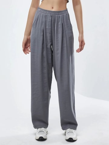 Pantalon Busem en gris : devant