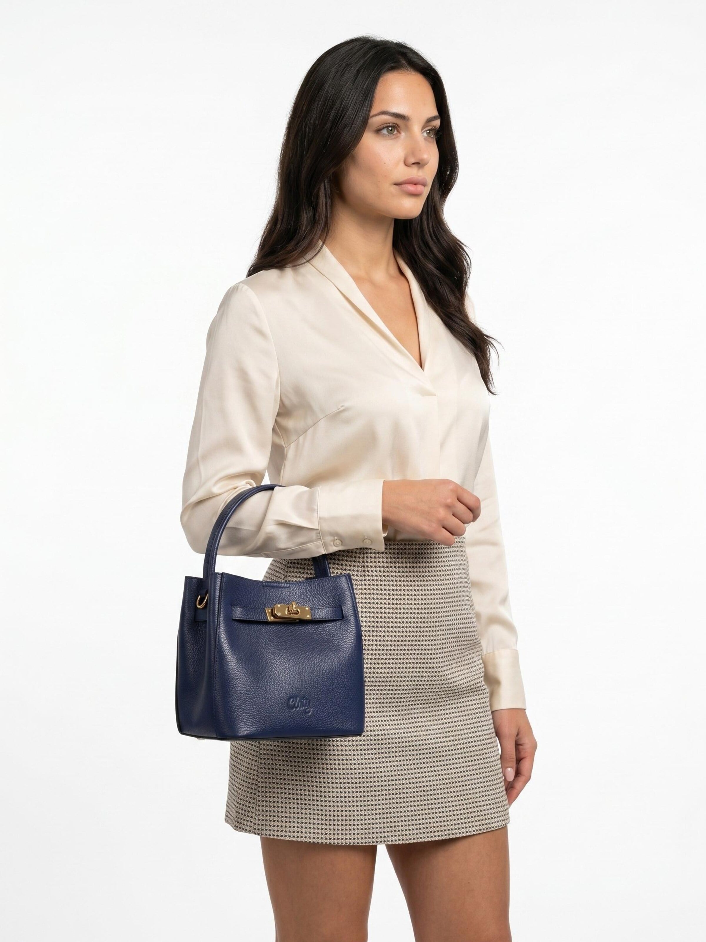 Cluty Handbag in Blue: front