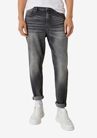 QS Tapered Jeans in Grey: front