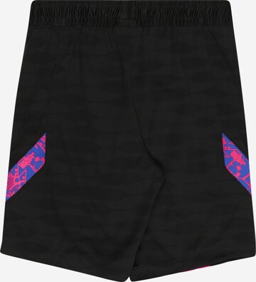 NIKE Skinny Sportshorts in Schwarz