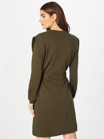 Rochie de la b.young pe verde