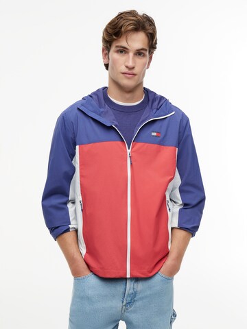 Tommy Jeans Tussenjas 'CHICAGO' in Rood: voorkant