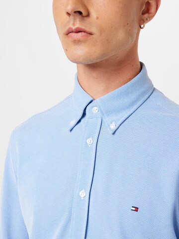 mėlyna TOMMY HILFIGER Priglundantis modelis Marškiniai