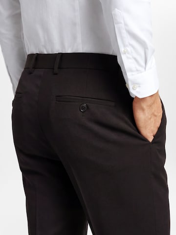Coupe slim Pantalon à plis 'Hoxdon' Finshley & Harding London en noir