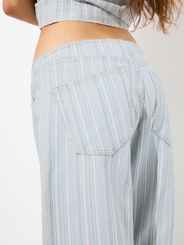 Pull&Bear Ohlapna forma Kavbojke | modra barva