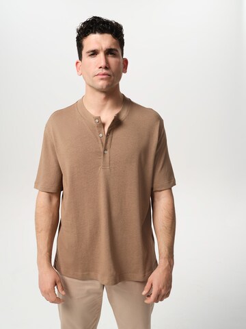 ABOUT YOU x Jaime Lorente Shirt 'Bruno' in Bruin: voorkant