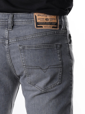 DIESEL - Tapered Vaquero 'BUSTER-X' en gris