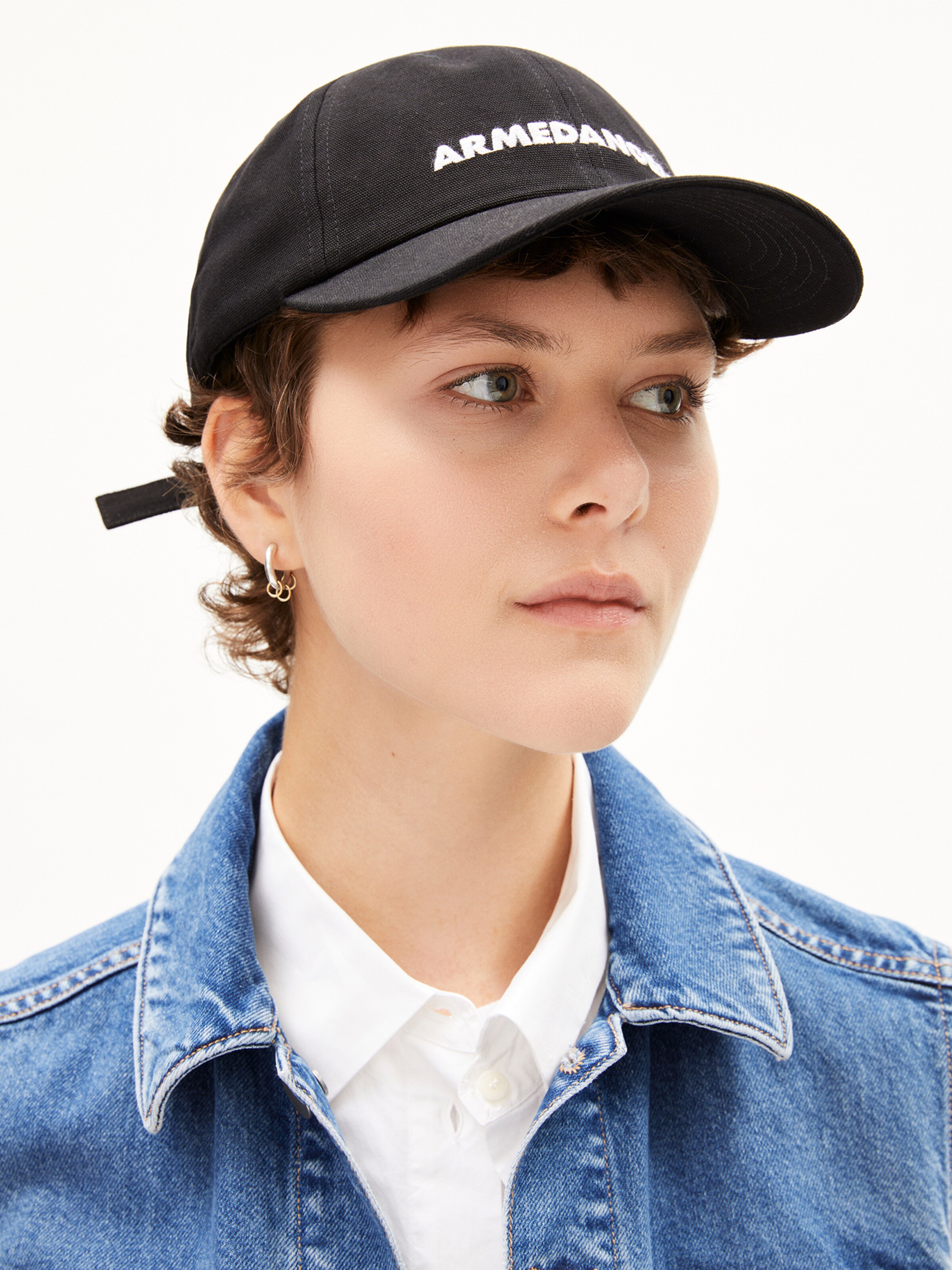 ARMEDANGELS Mütze ' YENAAS WORD ICONIC Å ' in Schwarz: Vorderseite