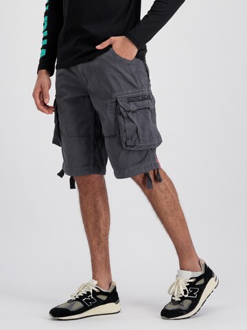 ALPHA INDUSTRIES - Loosefit Pantalón 'Jet' en gris