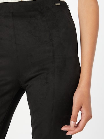 Skinny Pantaloni de la GUESS pe negru
