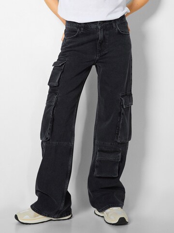 Wide Leg Jeans cargo Bershka en noir : devant