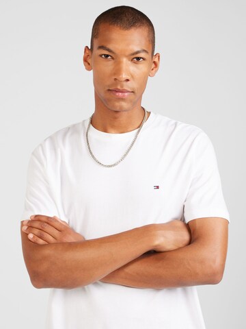 Maglietta 'ESSENTIAL' di TOMMY HILFIGER in bianco