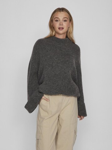 VILA ROUGE Sweater in Grey: front