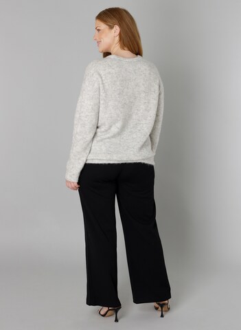BASE LEVEL CURVY Pullover in Grau