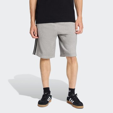 ADIDAS ORIGINALS Regular Shorts in Grau: Vorderseite