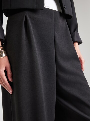 ABOUT YOU Tapered Veckad byxa 'Zaylee' i svart