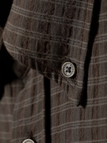 WEEKDAY - Ajuste confortable Camisa en marrón