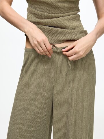 Pull&Bear Loose fit Pants in Green