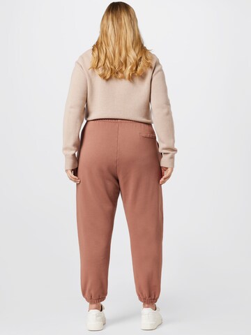 A LOT LESS Tapered Broek 'Ida' in Bruin