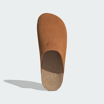 ADIDAS ORIGINALS - Sapato aberto 'Adilette' em castanho