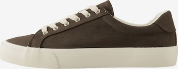 Baskets basses Next en marron : devant