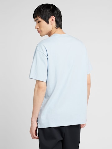 Nike Sportswear - Camisa 'Essential' em azul