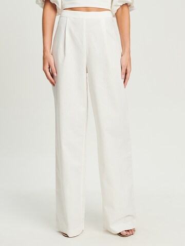 Tussah Regular Pleat-front trousers 'DREW' in White: front