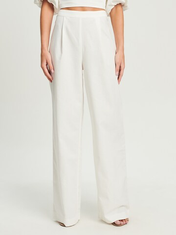 Tussah Regular Панталон с набор 'DREW' в бяло: отпред